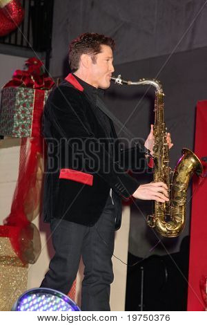 LOS ANGELES - 20 Marraskuu: Dave Koz on Hollywood & Highland puu valaistus konsertti 2010 Hollywood