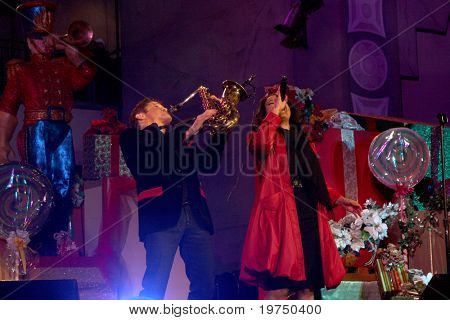 LOS ANGELES - 20 Marraskuu: Dave Koz & Kimberly Locke on Hollywood & Highland puu valaistus konsertti 2