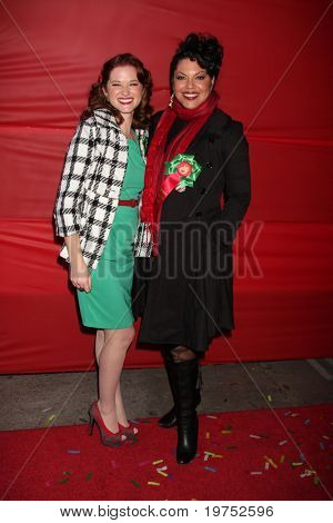 ลอสแองเจลิส - 28 nov: Sarah Drew, Sara Ramirez มาที่พาเหรดคริสต์มาสฮอลลีวูด 2010 ที่โฮจิมินห์