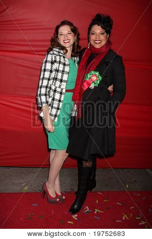 ลอสแองเจลิส - 28 nov: Sarah Drew, Sara Ramirez มาแห่ 2010 ฮอลลีวูดคริสต์มาสที่ Hol