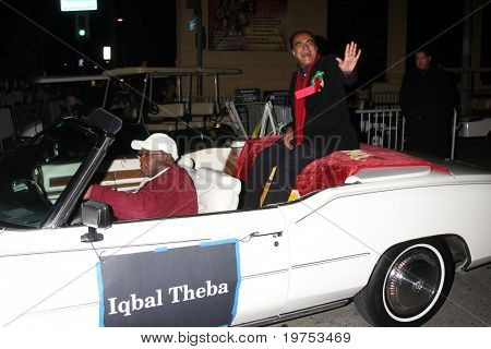 LOS ANGELES - 28 nov: ชา Theba มาถึงที่พาเหรดคริสต์มาสฮอลลีวูด 2010 ที่ฮอลลีวูด Boule