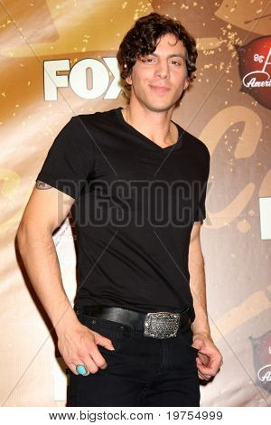 ลอสแองเจลิส - 6 dec: Joshua Scott Jones ในห้องกดของ 2010 อเมริกันประเทศรางวัลที่ MG