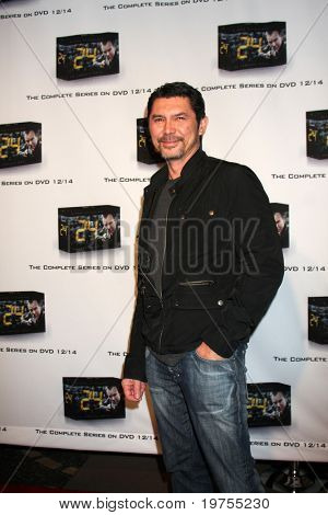 LOS ANGELES - DEC 2: Lou Diamond Phillips kommt bei 