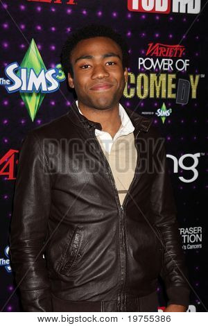 LOS ANGELES - DEC 4: Donald Glover pojawia się w różnych w moc Komedia 2010 w Club Nokia grud