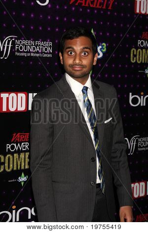 LOS ANGELES - Kavenna 4: Aziz Ansari saapuu komedia 2010 Club Nokiassa Power Varietyn vakuutuskausien
