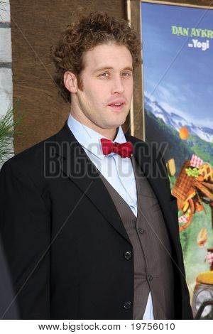 LOS ANGELES - 54 ธันวาคม: TJ มิลเลอร์มาถึงที่หมาย 