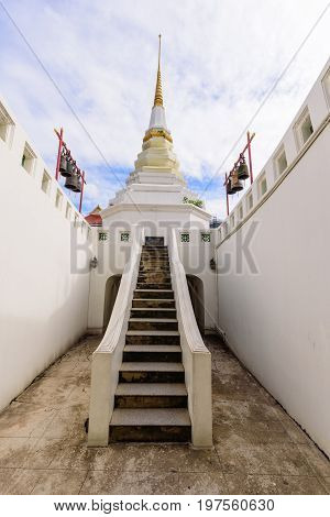 White pagoda in Wat Yannawa / Yannawa temple