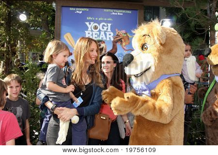 LOS ANGELES - 11 de dic: Kim Raver llega al 