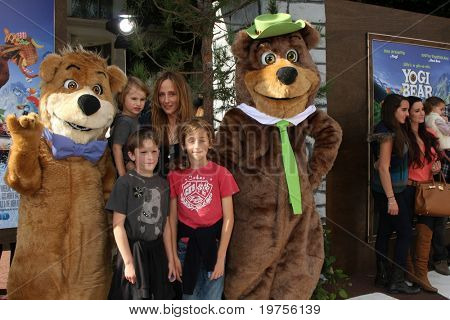 LOS ANGELES - 11 de dic: Kim Raver llega al 