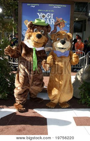 LOS ANGELES - DEC 11: Yogi Bear & BooBoo ankommer til den 