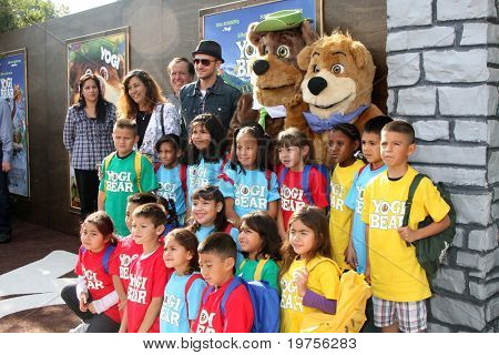 LOS ANGELES - 11 de dezembro: Justin Timberlakem, com os alunos que ganharam contect por ser a maioria de imrproved ar