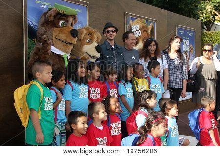 LOS ANGELES - 11 de dezembro: Justin Timberlakem, com os alunos que ganharam contect por ser a maioria de imrproved ar