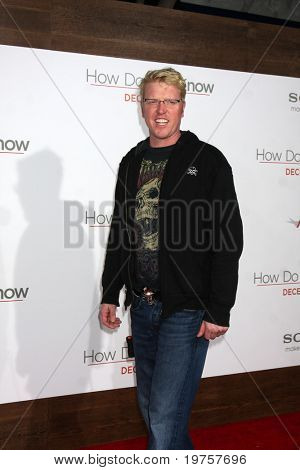 LOS ANGELES - Aralık 13: Jake Busey Heather Tom'un yıllık Noel Partisi 2010 Köyü tiyatro üzerinde
