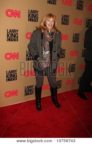 LOS ANGELES - 16 de dezembro: Frances Fisher chega na festa transmissão final de CNN 'Larry King Live' em Sp