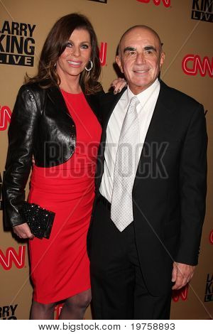 LOS ANGELES - DEC 16: Robert Shapiro & manželka dorazit na CNN 