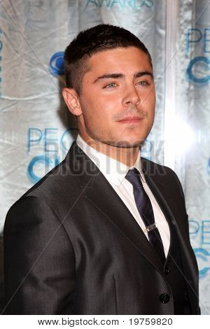 LOS ANGELES - JAN 5: Zac Efron kommt in 2011 People's Choice Awards im Nokia Theater im LA Live o