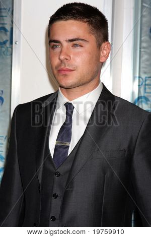 LOS ANGELES - JAN 5: Zac Efron kommt in 2011 People's Choice Awards im Nokia Theater, LA Live auf