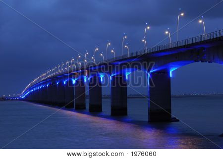 蓝色灯光下高架桥