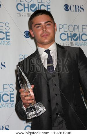 Los Angeles jan 5: Zac Efron kommt in 2011 people's Choice Awards Nokia Theatre am la-live-o