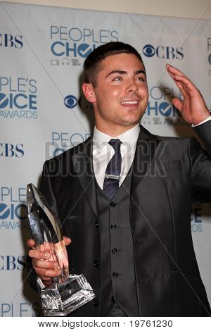 LOS ANGELES - JAN 5: Zac Efron kommt in 2011 People's Choice Awards im Nokia Theater, LA Live auf
