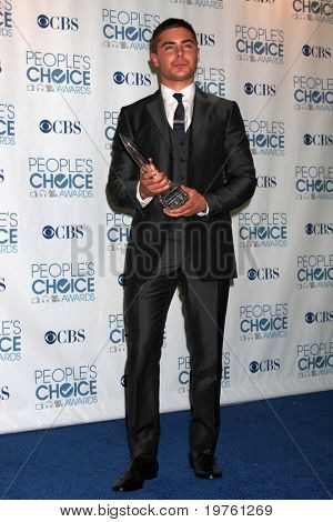 LOS ANGELES - JAN 5: Zac Efron kommt in 2011 People's Choice Awards im Nokia Theater im LA Live o