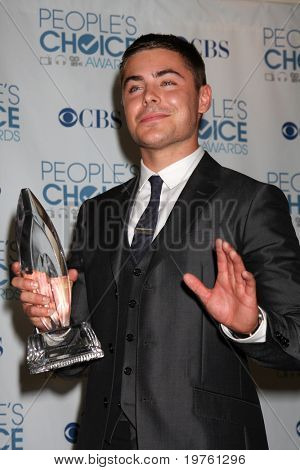 LOS ANGELES - JAN 5: Zac Efron kommt in 2011 People's Choice Awards im Nokia Theater im LA Live o