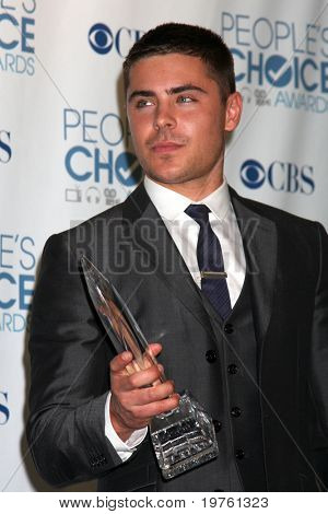 LOS ANGELES - JAN 5: Zac Efron kommt in 2011 People's Choice Awards im Nokia Theater im LA Live o