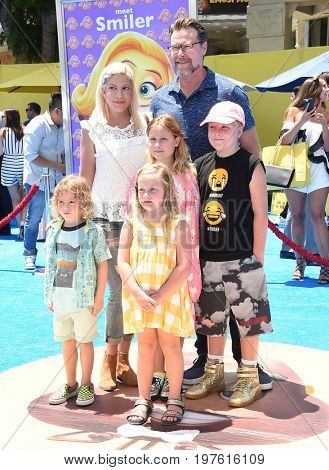 LOS ANGELES - JUL 23:  Tori Spelling, Dean McDermott, Stella, Liam, Hattie, Finn McDermott arrives 