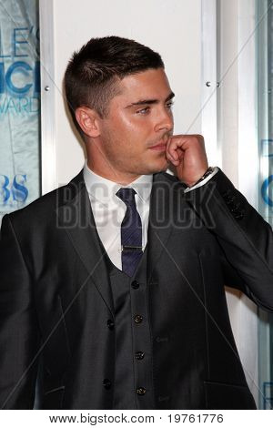 Los Angeles jan 5: Zac Efron kommt in 2011 people's Choice Awards Nokia Theatre am la-live-o