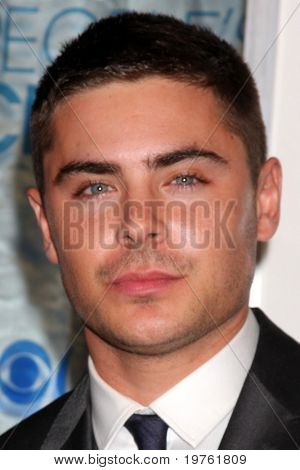 Los Angeles jan 5: Zac Efron kommt in 2011 people's Choice Awards am Nokia-Theater La live auf