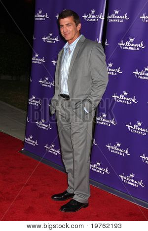LOS ANGELES – JAN 7: Joe Lando przybywa w stronę TCA Hallmark Zima 2011 w Tournament of Roses