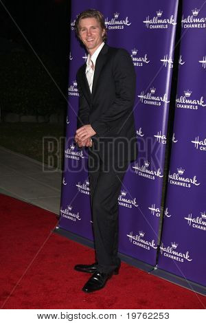 LOS ANGELES - 7 de JAN: Thad Luckinbill llega a la fiesta de TCA de sello invierno 2011 en torneo de