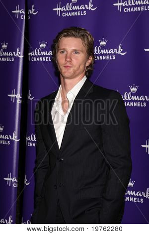 LOS ANGELES - 7 de JAN: Thad Luckinbill llega a la fiesta de TCA de sello invierno 2011 en torneo de