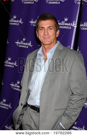 LOS ANGELES – JAN 7: Joe Lando przybywa w stronę TCA Hallmark Zima 2011 w Tournament of Roses