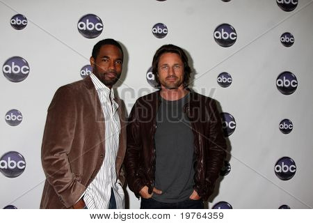LOS ANGELES - JAN 10: Jason George Martin Henderson arriveert op de Disney ABC Television Group T