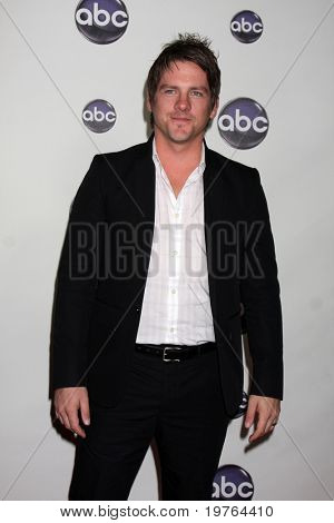 LOS ANGELES - JAN 10: Zachary Knighton arriva presso TCA Winter 2011 della Disney ABC Television Group