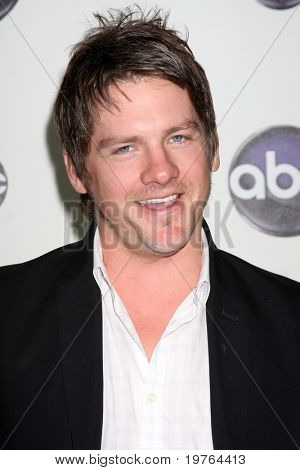 LOS ANGELES - JAN 10: Zachary Knighton arriva presso TCA Winter 2011 della Disney ABC Television Group
