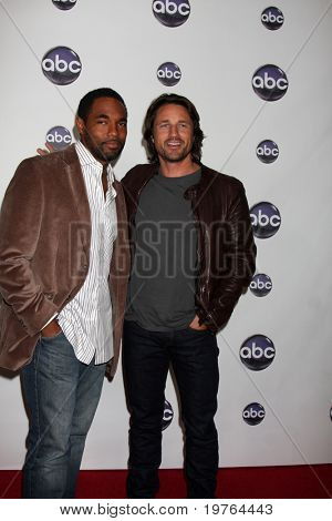 LOS ANGELES - JAN 10: Jason George Martin Henderson arriveert op de Disney ABC Television Group T