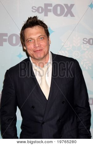 LOS ANGELES - JAN 11: Holt McCallany przybywa w stronę FOX TCA Winter 2011 w Villa Sorriso na J