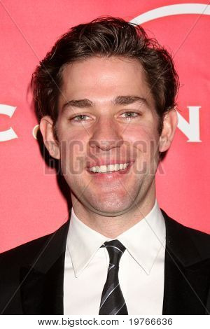 PASADENA, CA - JAN 13: John Krasinski megérkezik az NBC TCA Winter 2011 párt Langham Huntingto