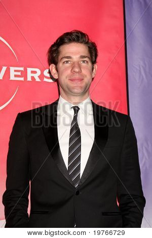 PASADENA, CA - JAN 13: John Krasinski megérkezik az NBC TCA Winter 2011 párt Langham Huntingto
