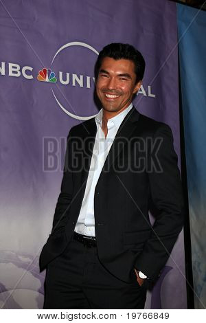 PASADENA, CA - 13 de ene: Ian Anthony Dale llega a la fiesta de la NBC TCA invierno 2011 en Langham caza