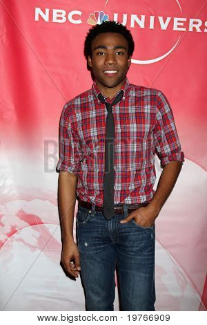 PASADENA, CA - JAN 13: Donald Glover przybywa na imprezie NBC TCA Winter 2011 w Langham Huntington