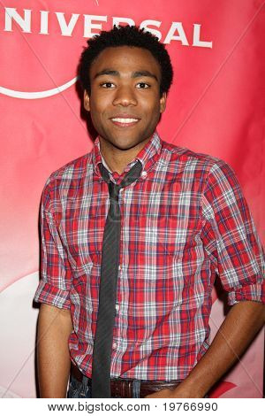 PASADENA, CA - JAN 13: Donald Glover przybywa na imprezie NBC TCA Winter 2011 w Langham Huntington