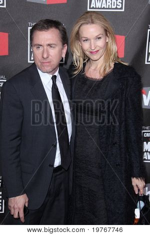 LOS ANGELES - JAN 14: Tim Roth e Nikki Butler arrivano presso il XVI Annual Critics' Choice Movie Awar
