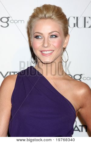 LOS ANGELES - JAN 15: Julianne Hough přijde na umění Elysium 'Nebe' Gala 2011 v The Califo