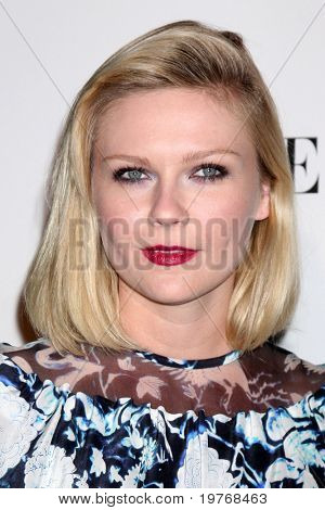 LOS ANGELES - JAN 15: Kirsten Dunst přijde na umění Elysium 'Nebe' Gala 2011 v The Califor