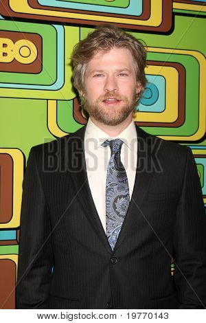 BEVERLY HILLS - JAN 16: Todd Lowe przybywa w HBO Golden Globe Party 2011 w Circa 55 w Beve