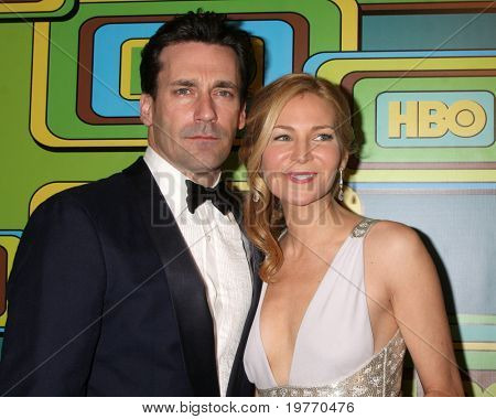BEVERLY HILLS - 16 JAN: Jon Hamm, Jennifer Westfeldt arrive au HBO Golden Globe Party 2011 à C