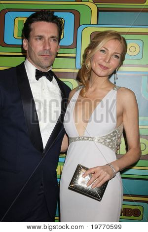 BEVERLY HILLS - 16 JAN: Jon Hamm, Jennifer Westfeldt arrive au HBO Golden Globe Party 2011 à C